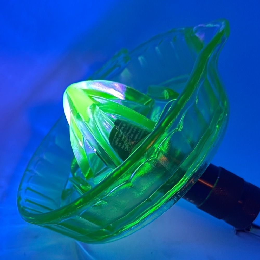 Vintage Uranium‎ Glass Citrus Juicer Reamer AS-IS Chip Bottom UV Glow - Picture 2 of 12